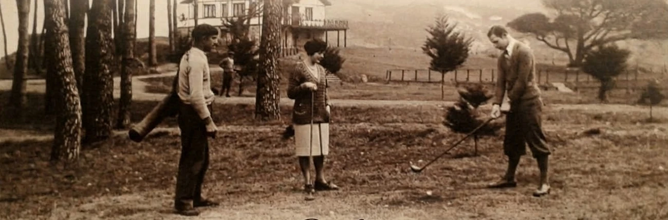 Jugadores con vestimenta tradicional y palos hickory en la fotografía del cartel